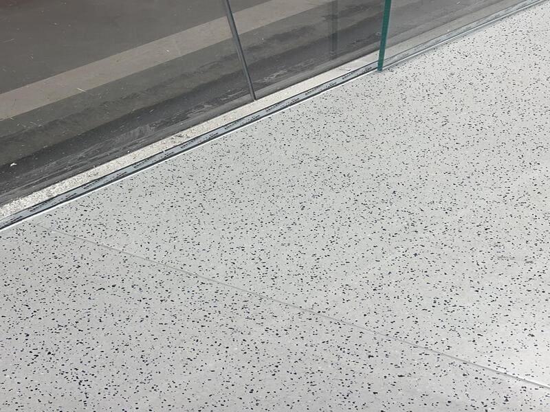 chão de fábrica onde se fabricam ladrilhos de vinil ESD